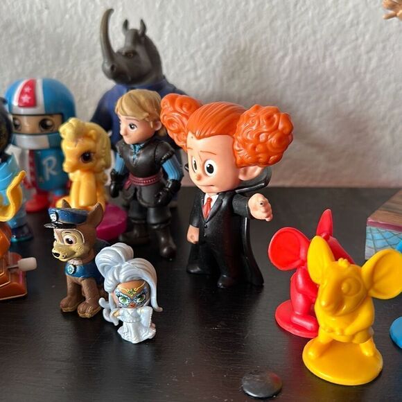 Set of 20 random Plastic Figurine toys Disney , Nickelodeon and more - Picture 4 of 5